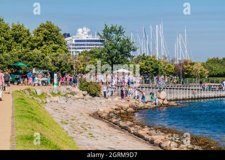 COPENHAGUE, DINAMARCA - 26 DE AGOSTO de 2016: Estatua de la Sirenita rodeada por una multitud de turistas fotografiados en Copenhague, Dinamarca Foto de stock