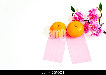 Flat Lay Chino de Año Nuevo Fondo Naranja, Envelle Rojo y Flor