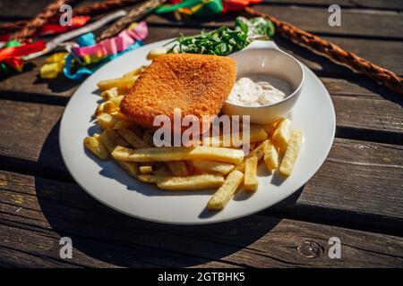 Queso frito con patatas fritas y mayonesa en la mesa de Pascua al aire libre