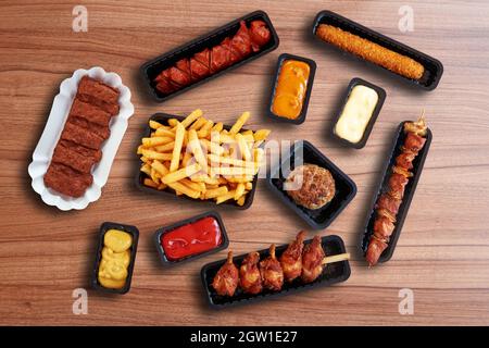 Composición de aperitivos de comida rápida, salchichas y patatas fritas