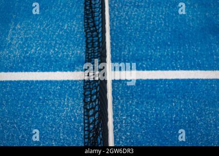 Blue Paddle Tennis Net y fondo de campo de la cancha.