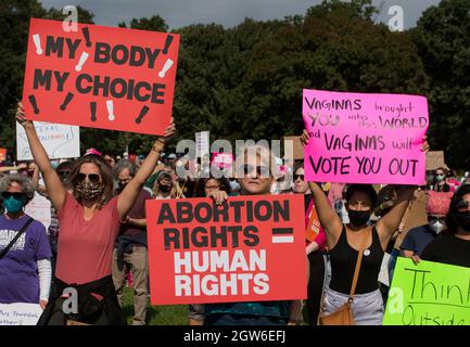 Marcha femenina, Franklin Park, Boston, Massachusetts 02 de octubre de 2021. Más de 1.000 se reunieron en apoyo de los derechos al aborto, ya que más de 600 manifestaciones similares se realizaron en los Estados Unidos en reacción a una ley estatal de Texas que restringía severamente los abortos. Crédito: Chuck Nacke / Alamy Live News