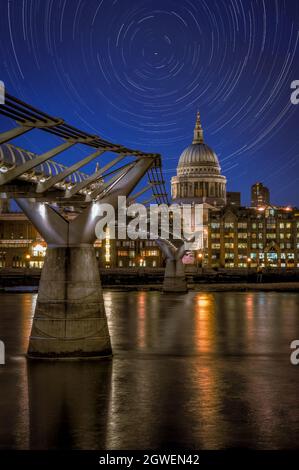 Startrails en la ciudad de Londres Foto de stock