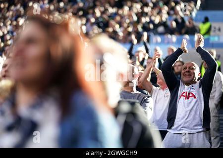 Los aficionados al Tottenham Hotspur animan a su equipo durante el partido de la Premier League en el Tottenham Hotspur Stadium, Londres. Fecha de la foto: Domingo 3 de octubre de 2021.