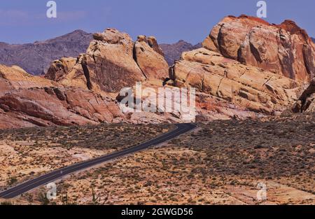 Hermoso, sinuoso Valley of Fire Scenic Drive pasa por las formaciones de piedra arenisca azteca del parque estatal más antiguo y más grande de Nevada Foto de stock