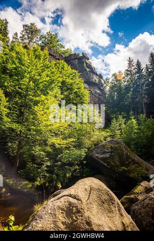 Krucze skaly-rocas en las Montañas Gigantes en verano en Szklarska Poreba Foto de stock