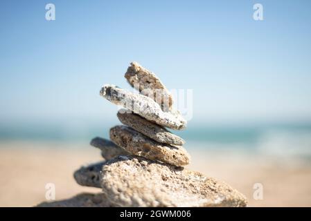 Una pirámide de piedras en la costa. Torre de adoquines. Temas filosóficos