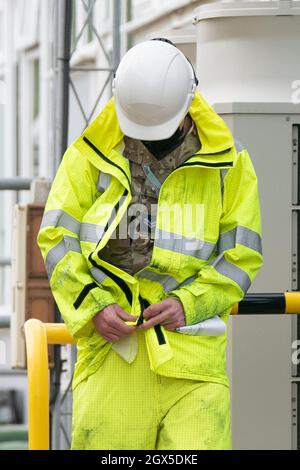 Miembro de las fuerzas armadas del depósito de petróleo de Buncefield, conocido como terminal de almacenamiento de petróleo de Hertfordshire, en Hemel Hempstead. Fecha de la foto: Lunes 4 de octubre de 2021. Foto de stock
