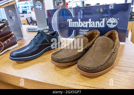 Florida, Macy's, grandes almacenes, interior de compras dentro de la venta de la exhibición Timberland zapatos de moda masculina Fotografía de stock - Alamy