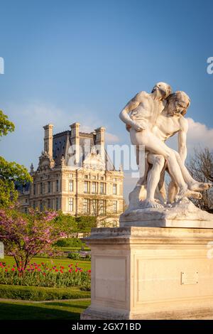 Estatua del buen Samaritano - le Bon Samaritain, en el Jardín de las Tullerías con el Museo del Louvre más allá, París Francia Foto de stock