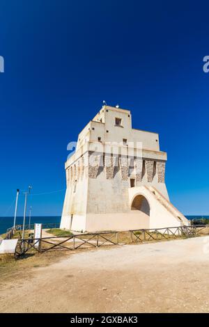 Castillo de Torre Mileto cerca de San Nicandro Garganico, Apulia, Italia.