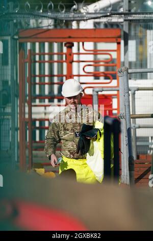 Miembro de las fuerzas armadas del depósito de petróleo de Buncefield, conocido como terminal de almacenamiento de petróleo de Hertfordshire, en Hemel Hempstead. Fecha de la foto: Martes 5 de octubre de 2021. Foto de stock