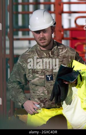 Miembro de las fuerzas armadas del depósito de petróleo de Buncefield, conocido como terminal de almacenamiento de petróleo de Hertfordshire, en Hemel Hempstead. Fecha de la foto: Martes 5 de octubre de 2021. Foto de stock