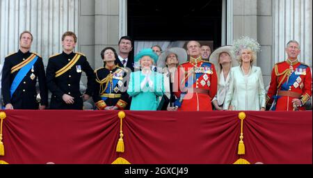 Los miembros de la familia real se encuentran en el balcón del Palacio de Buckingham después de la ceremonia anual de Trooping the Color. De izquierda a derecha: El Príncipe Guillermo, el Príncipe Harry, la Princesa Ana, la Princesa Real, el Vice Almirante Timothy Lawrence, la Reina Isabel II, el Príncipe Eduardo, el Conde de Wessex (de vuelta), Sophie, la Condesa de Wessex, el Príncipe Felipe, el Duque de Edimburgo, Peter Phillips, Autumn Phillips, Camilla, Duquesa de Cornwall y Prince Charles, Prince of Wales. Foto de stock