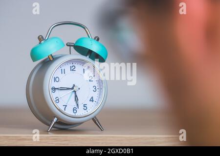 Reloj despertador blanco de estilo retro Foto de stock