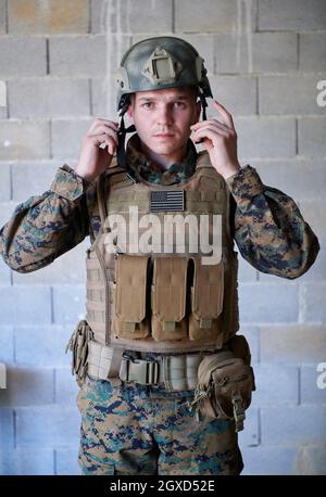 Preparación para la acción: Primer plano de los guantes tácticos camuflados  que se abrochan por personal militar Fotografía de stock - Alamy