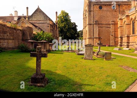 Lápidas en el lado sur de Southwell Minster en Nottinghamshire, Inglaterra, Reino Unido Foto de stock