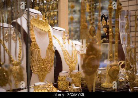 Bisutería de oro blanco y amarillo, en una vitrina de tienda Fotografía de stock Alamy
