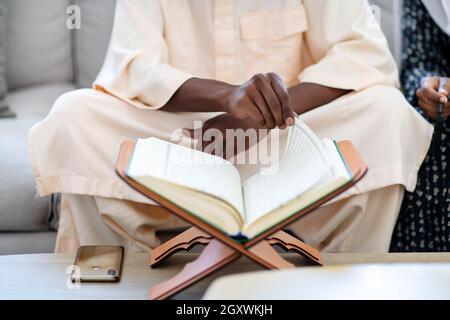 Pareja en el hogar musulmán africano en Ramadán leyendo el Corán holly islam libro Foto de stock