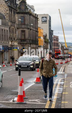 5 de octubre de 2021. Inverness City, Highlands, Escocia, Reino Unido. Esta es una escena con vistas a la calle desde Inverness. Contenido de la imagen:- Esto es un hombre caminando Foto de stock