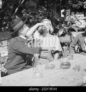 Frau Junge beim Heurigen in der Wachau en Deutschland Österreich, 1930er Jahre. Una mujer joven la degustación de vinos de la zona de Wachau en Austria, Alemania 1930. Foto de stock