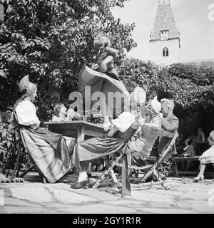 Frau Junge tanzt beim Heurigen in der Wachau en Österreich auf dem Tisch, Deutschland 1930er Jahre. Una mujer joven la degustación de vinos de la zona de Wachau en Austria y bailando sobre la mesa, Alemania 1930. Foto de stock
