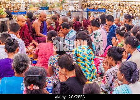 MONTE KYAIKTIYO, MYANMAR - 11 DE DICIEMBRE de 2016: Multitudes de peregrinos rezan en la cima del Monte Kyaiktiyo Golden Rock, Myanmar Foto de stock