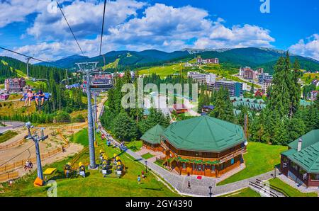 BUKOVEL, UCRANIA - 25 DE JULIO de 2021: Las pintorescas casas y montañas de Bukovel, vistas desde el telesilla, el 25 de julio en Bukovel Foto de stock
