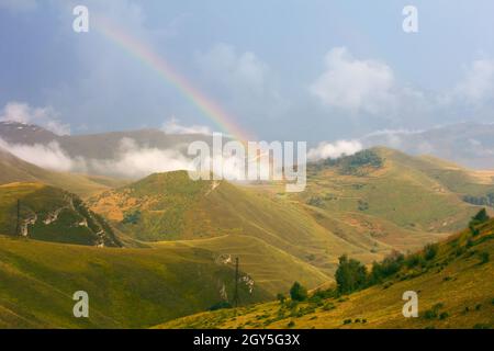 Hermoso paisaje de montaña con arco iris. Montañas de la República de Daguestán, Rusia. Foto de stock