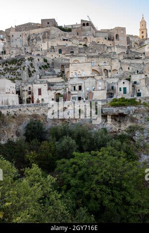 Matera, Italia - 14 de septiembre de 2019: Vista de los Sassi di Matera, un distrito histórico de la ciudad de Matera, conocida por sus antiguas viviendas-cueva Foto de stock