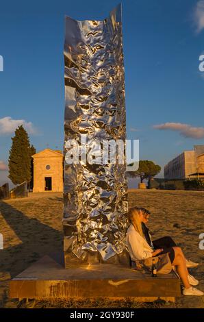 Monumento de Abbraccio di luce por Helidon Xhixha en la puesta de sol en la antigua iglesia de Vitaleta, San Quirico d'Orcia, cerca de Pienza, Toscana, Italia en septiembre
