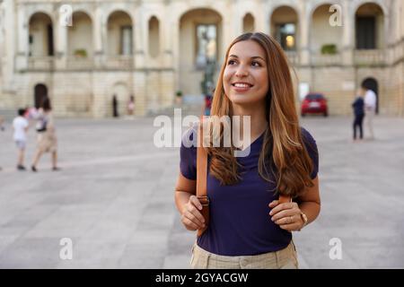 Hermosa chica turística está en un viaje cultural en Europa Foto de stock