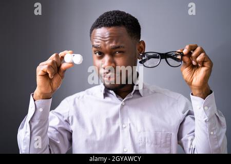 Cuidado y corrección de la visión óptica. Gafas y lentes de contacto Foto de stock