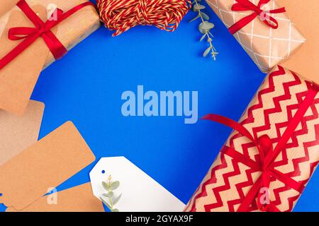 Composición de regalos de Navidad y etiquetas sobre fondo azul con espacio de copia
