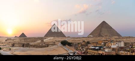 Distrito de Giza en vivo frente a las grandes Pirámides, el Cairo, Egipto.