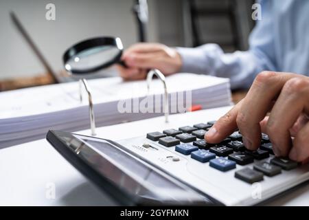 Investigación de Fraude Auditoría de Impuestos Inspección de la factura de negocios Foto de stock