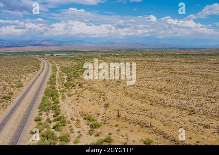 Arizona desierto paisaje cañón montaña en cactus saguaro cerca de la carretera interestatal Foto de stock