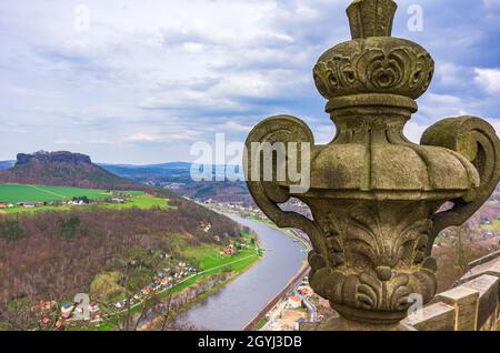 Fortaleza Königstein, Sajonia, Alemania: Vista desde la fortaleza sobre la Suiza sajona a Lilienstein en el otro lado del río Elba. Foto de stock