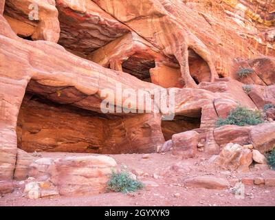 Antigua vivienda tallada en roca de arena roja en la ciudad de Petra, Jordania. Detalle con la Tumba de 'Unayshu