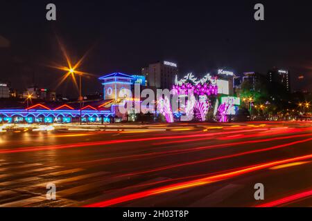 Ciudad Ho Chi Minh, Vietnam - Feb 20, 2016: Mercado Ben Thanh en la noche, Saigón, Vietnam Foto de stock