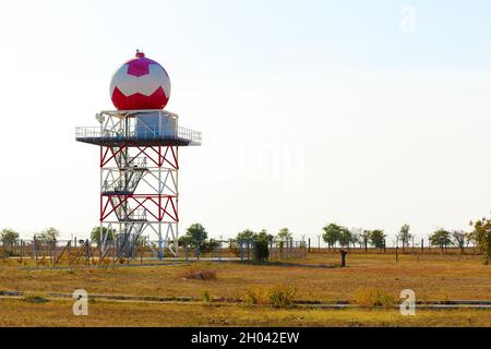 Torre de estación meteorológica aeronáutica con radar esférico en el aeropuerto Foto de stock