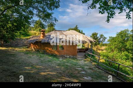 Casa de arcilla en el pueblo de Leshten, región de Blagoevgrad, Bulgaria Foto de stock