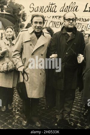 El actor italiano Ugo Tognazzi (izquierda) y el director de cine Franco Giraldi en una manifestación, Italia 1970s Foto de stock