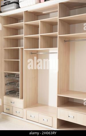 Vista de armarios altos y blancos y cajones dentro de un estrecho vestidor  dentro de un dormitorio principal Fotografía de stock - Alamy
