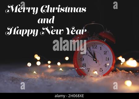 Reloj despertador vintage con decoración en mesa blanca contra luces  borrosas de Navidad, primer plano. Cuenta atrás de Año Nuevo Fotografía de  stock - Alamy