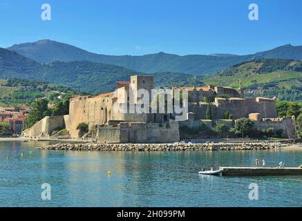 El Castillo Real de Collioure está situado en el Pirineo Oriental, en la región de Occitania.France Foto de stock
