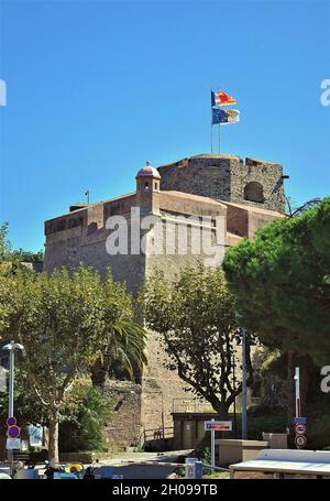 El Castillo Real de Collioure está situado en el Pirineo Oriental, en la región de Occitania.France Foto de stock