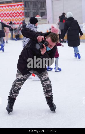 Kiev, Ucrania - 12.20.2020 . La gente disfruta de patinaje sobre hielo durante un hermoso día de invierno en el centro de la ciudad. Feliz Navidad y Feliz Año Nuevo! Holida Foto de stock