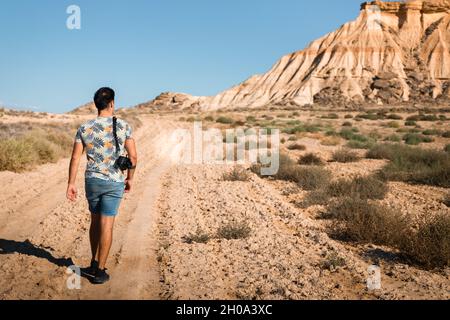 Joven con cámara en el desierto de Bardenas Reales, Navarra, País Vasco. Foto de stock