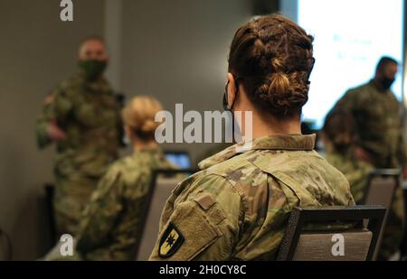 https://l450v.alamy.com/450ves/2h0cy8c/soldados-del-ejercito-de-los-estados-unidos-asignados-a-apoyar-los-esfuerzos-de-socorro-de-covid-19-a-hospitales-en-texas-asisten-a-un-informe-de-mision-durante-la-recepcion-conjunta-estadificacion-movimiento-y-la-integracion-en-dallas-texas-27-de-enero-de-2021-el-personal-del-departamento-de-defensa-recibio-sesiones-informativas-sobre-salud-medica-salud-del-comportamiento-apoyo-religioso-orientacion-legal-y-de-asuntos-publicos-el-comando-norte-de-los-estados-unidos-a-traves-del-ejercito-norte-de-los-estados-unidos-sigue-comprometido-a-proporcionar-un-apoyo-flexible-del-departamento-de-defensa-a-la-respuesta-covid-19-de-todo-el-gobierno-2h0cy8c.jpg